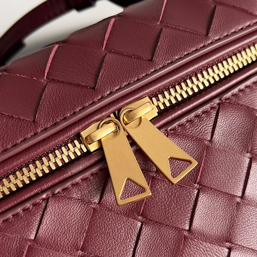 Batch 1360 Bottega Veneta 24 spring and summer woven zipper crossbody bag. A crossbody bag that can be used as a cosmetic bag. The exquisite weaving and compact body are an indispensable accessory for the upcoming summer. The double zipper also better protects the bag. It has a large capacity. If you like it, don’t miss it. Style number: 789109 Size: 22*12.5*5cm